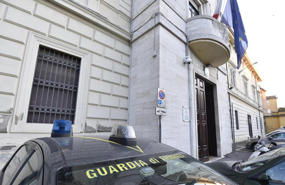 Ancora spaccio sulle Mura La Finanza ferma 5 persone