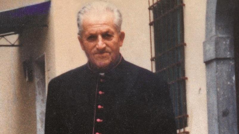 Il prete di Sant’Anna che continua a dividere il paese