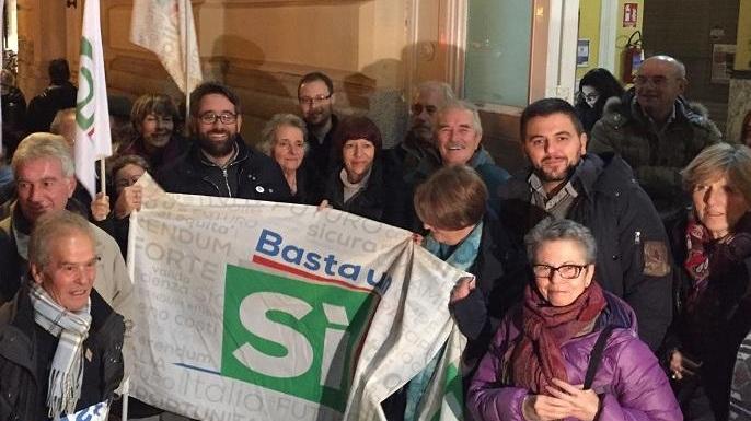 In treno al comizio finale per il sì