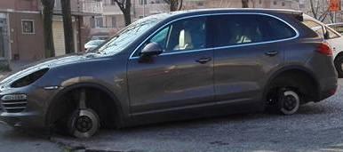 I ladri smontano pure una Porsche 