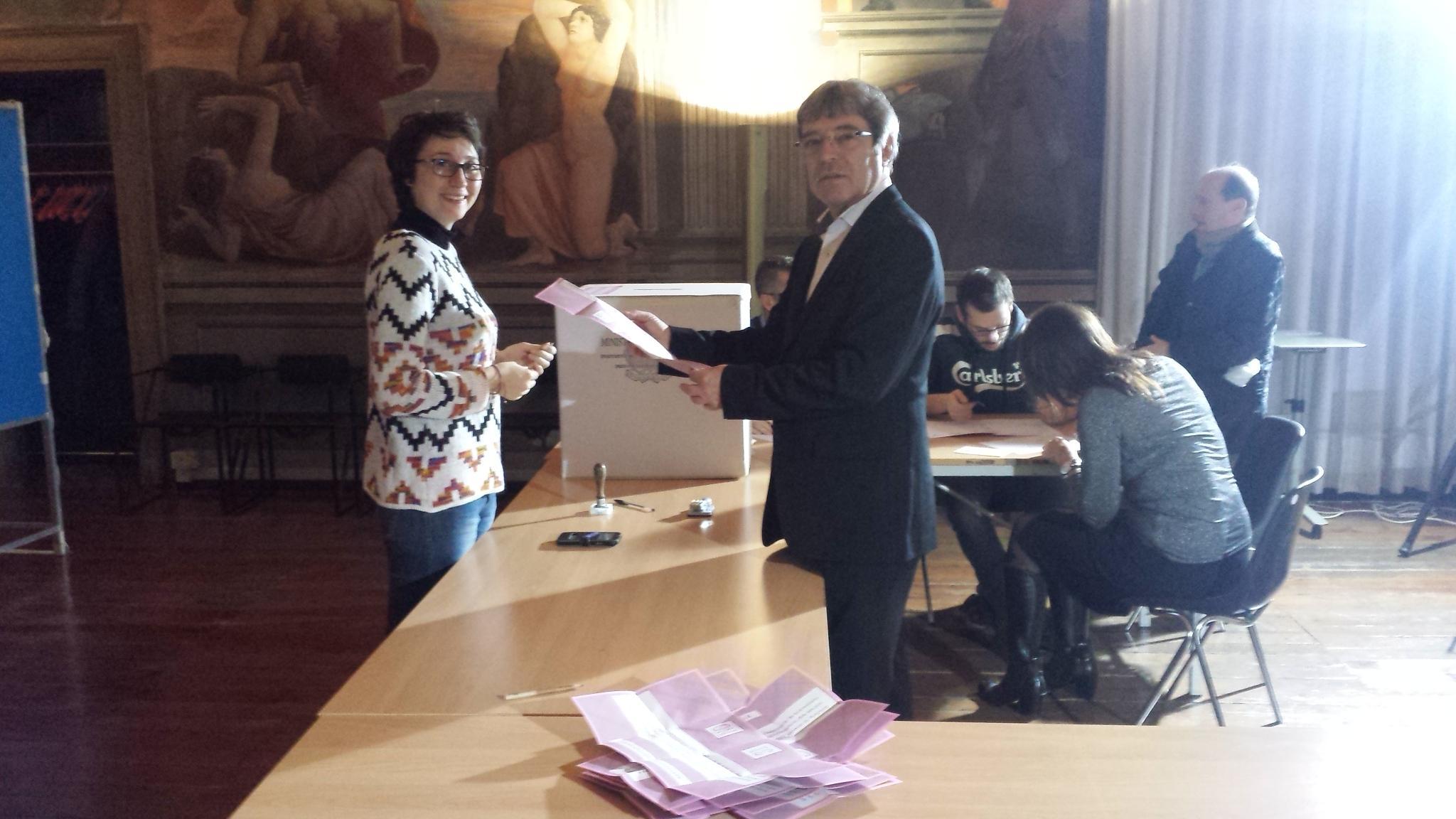 La prima elettrice che ha votato alle 7 al seggio 1 di Ferrara (Sala Arengo di Palazzo Municipale)