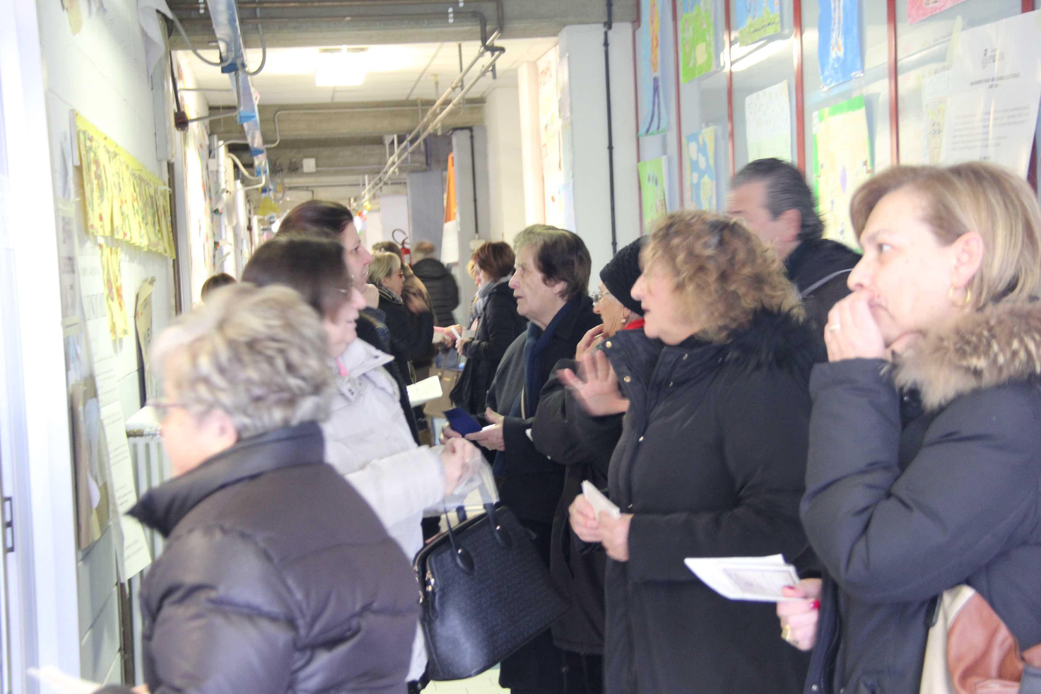 Uno dei 242 seggi della provincia di Prato (foto Batavia)