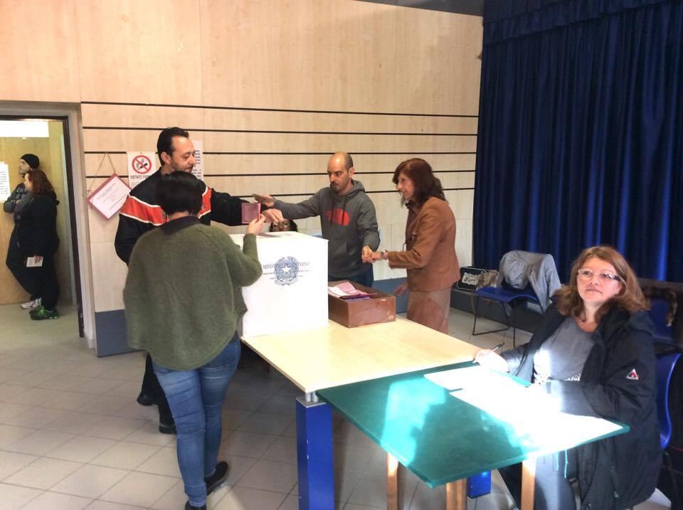 Si vota al seggio della Pila (foto Gio' Di Stefano)