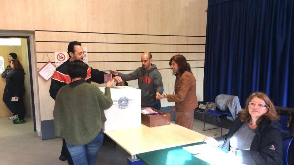 Si vota al seggio della Pila (foto Gio' Di Stefano)