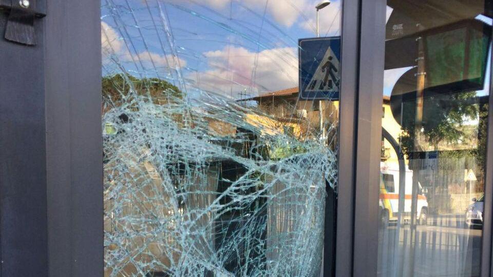 La vetrina del locale sfasciata dai malviventi