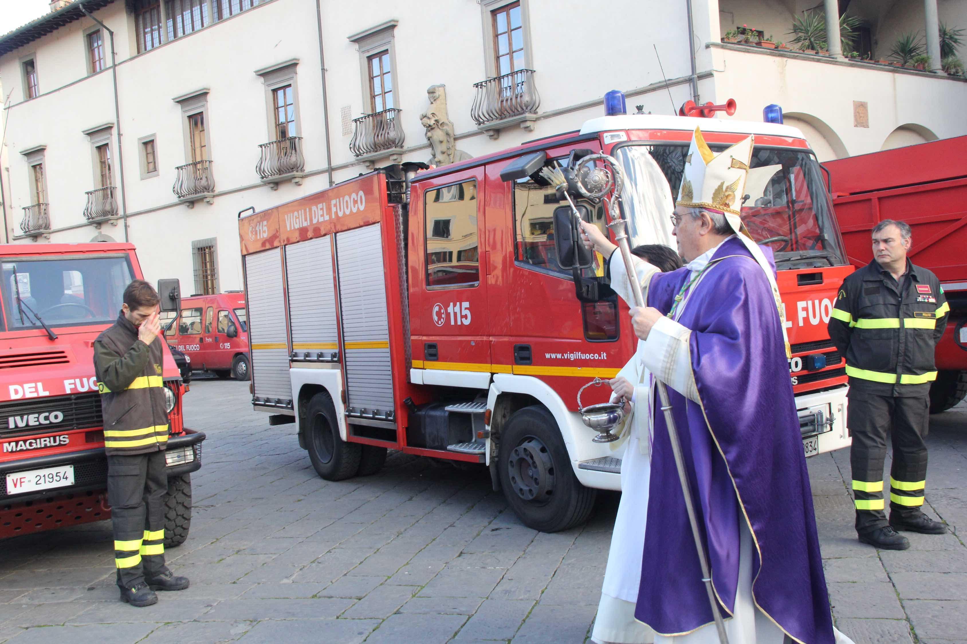 Il vescovo Franco Agostinelli benedice i mezzi dei vigili del fuoco in piazza Duomo