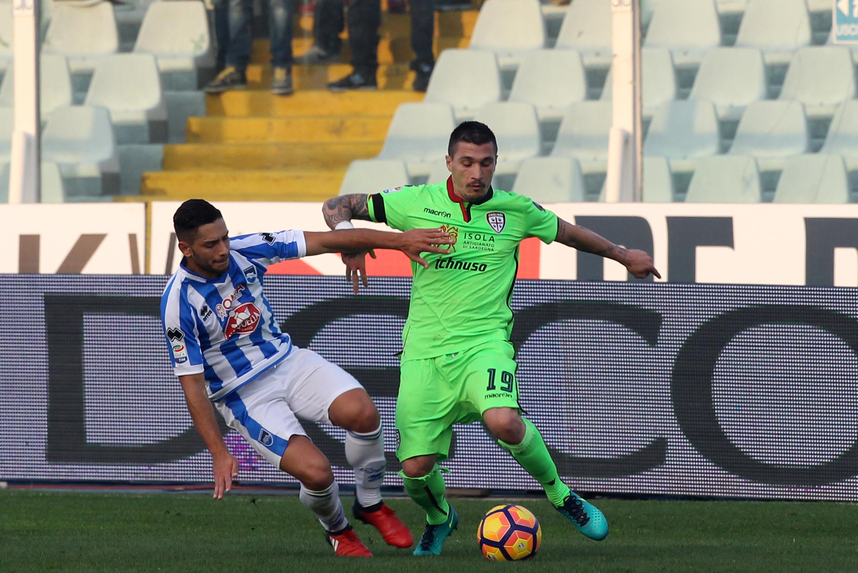 Cagliari beffato a tempo scaduto, in dieci con il Pescara finisce 1-1 