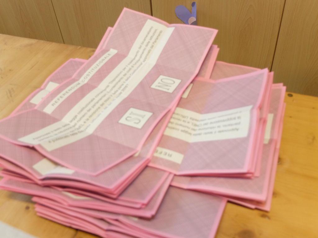Schede elettorali per il referendum costituzionale (foto Enzo Russo)