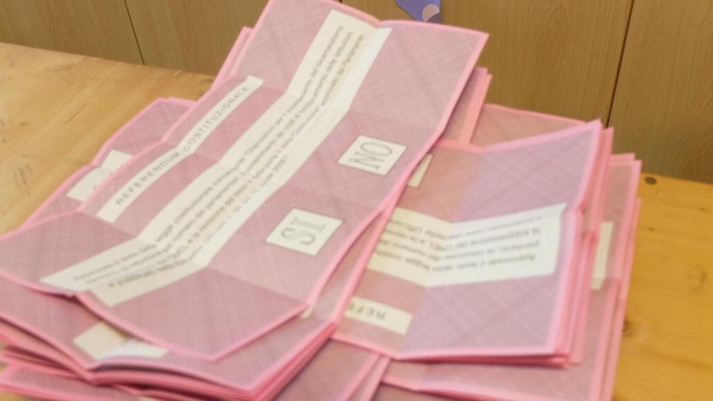 Schede elettorali per il referendum costituzionale (foto Enzo Russo)