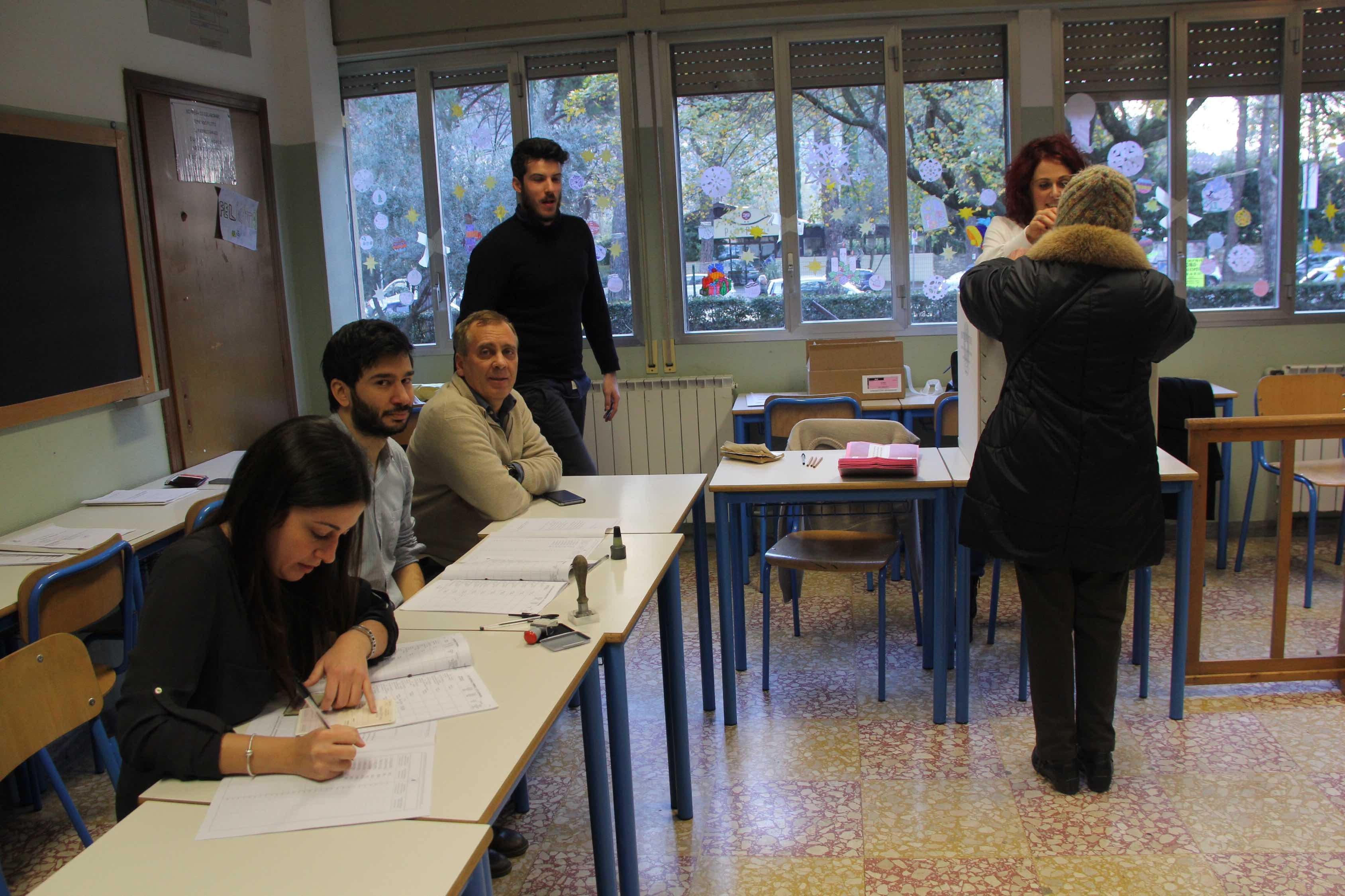 Uno dei seggi nei quali si è votato per il referendum costituzionale (foto Batavia)
