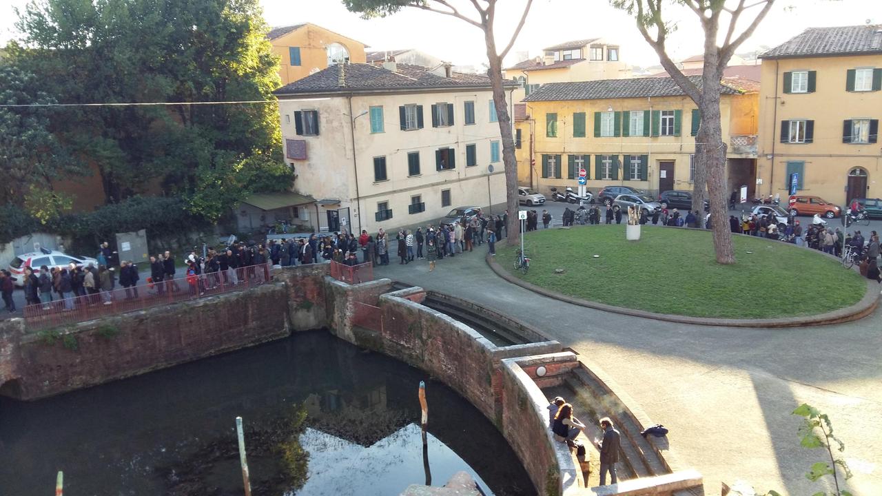 Una lunga coda di visitatori in attesa di salire sulle mura