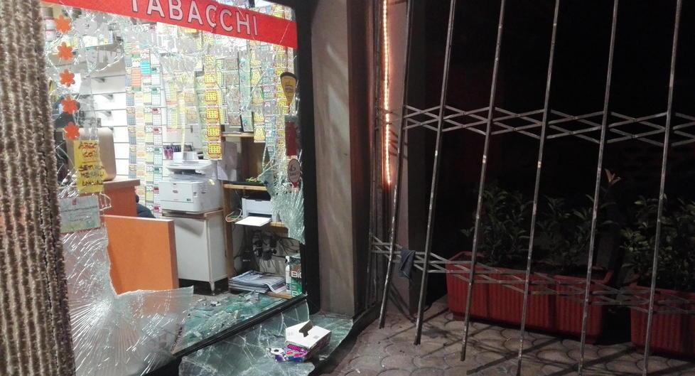 La vetrina della tabaccheria sfondata con la grata in ghisa prelavata dalla strada (Foto fornite da Sergio Porrino)
