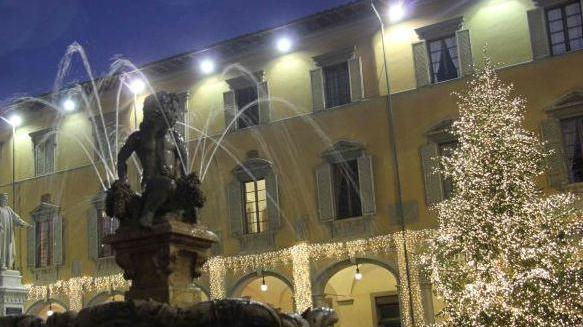 Albero di Natale e luci Il centro si tinge d’oro