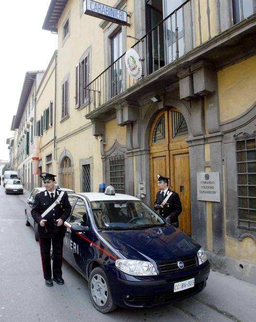 Anziana assalita sulla porta di casa da due uomini