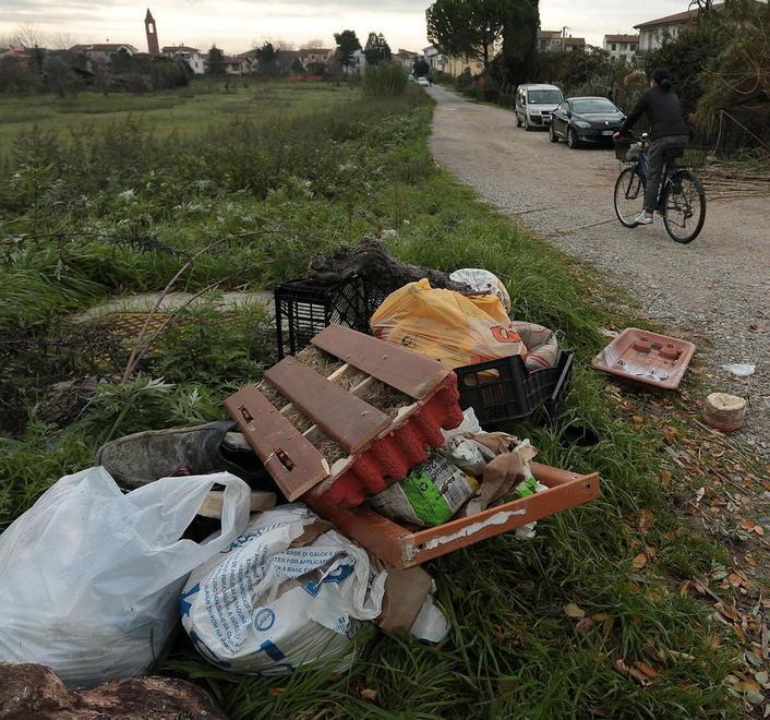 Traffico di auto nella notte per scaricare abusivamente 