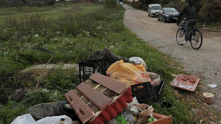 Traffico di auto nella notte per scaricare abusivamente