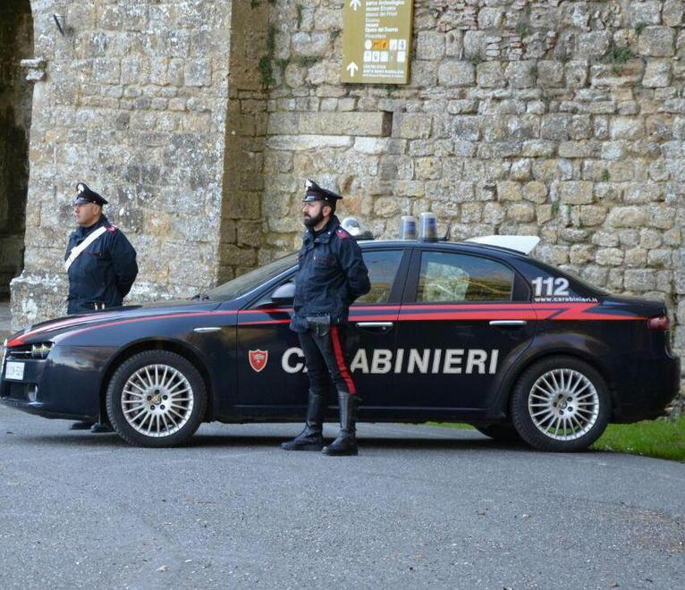 Ladri inseguiti dopo furto abbandonano un’Audi 