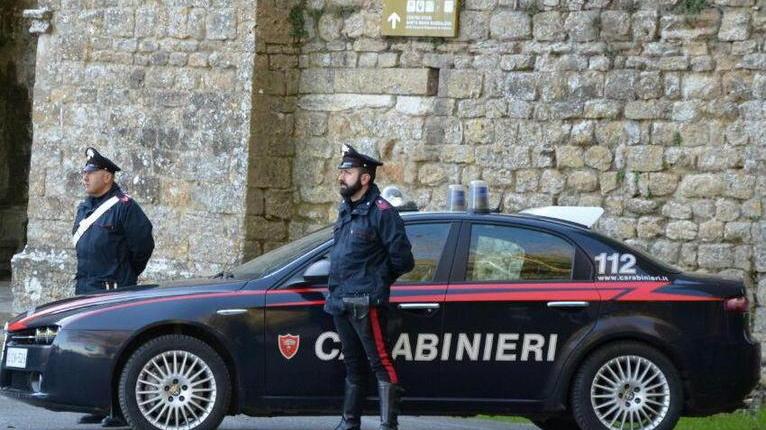 Ladri inseguiti dopo furto abbandonano un’Audi