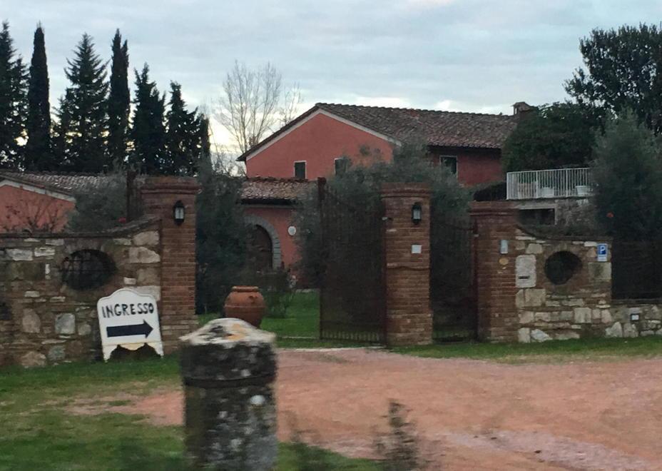 Minacciate da tre banditi con pistola e coltelli 