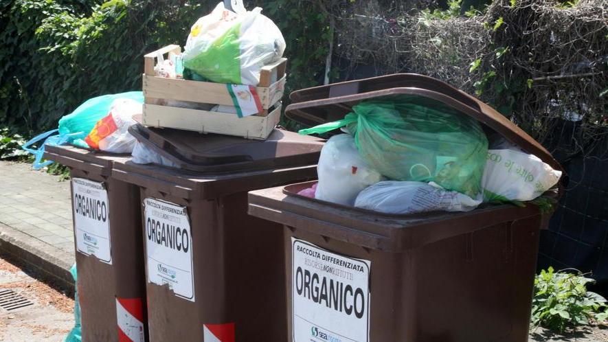 Rifiuti, la gara slitta alla metà del 2017