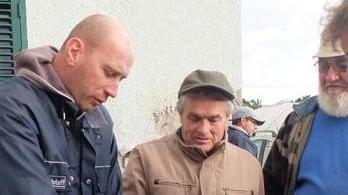 «La mia casa al centro dello svincolo»
