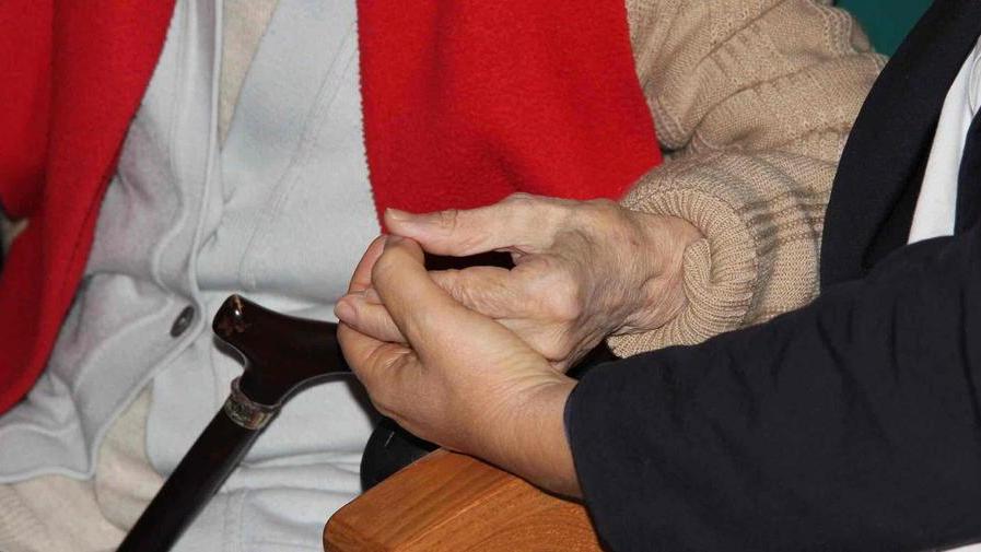 Anziani soli: è la nuova emergenza