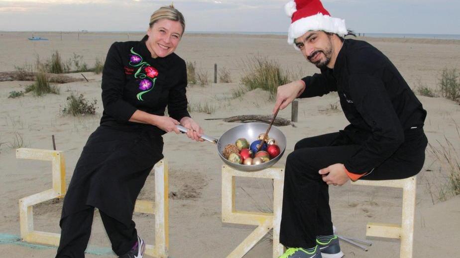 Feste di Natale in spiaggia il sole si prende col plaid