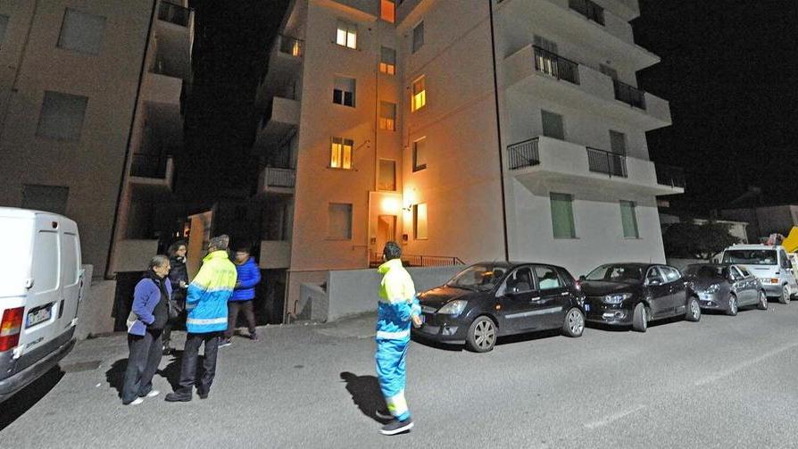 Trovato morto con ferite al volto