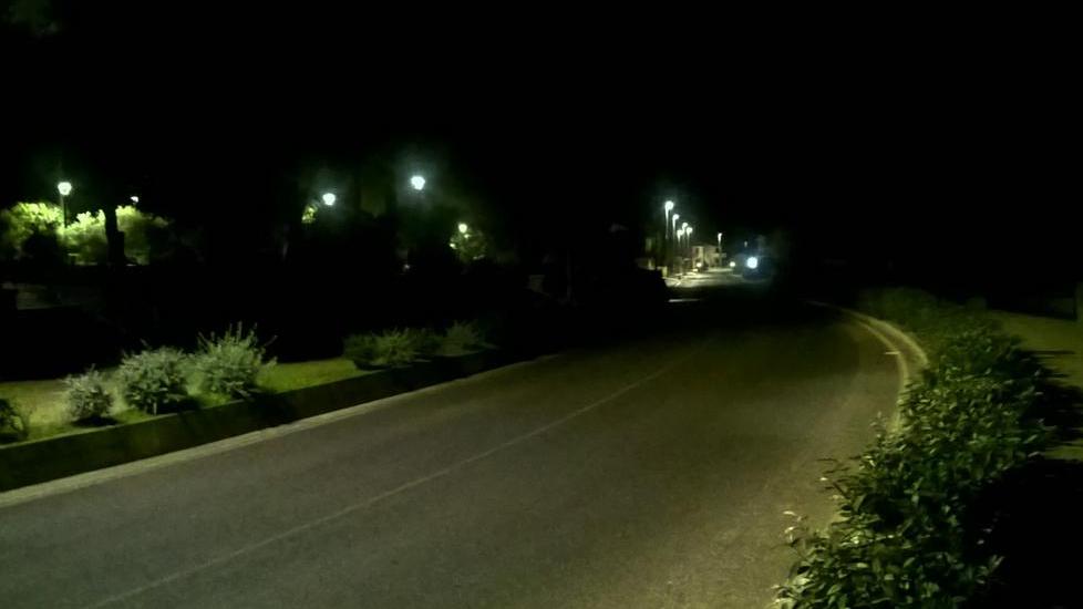 Al buio la statale per Porto Pozzo