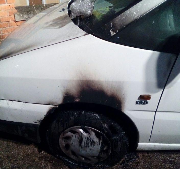 Con la diavolina danno fuoco al furgone di un giardiniere