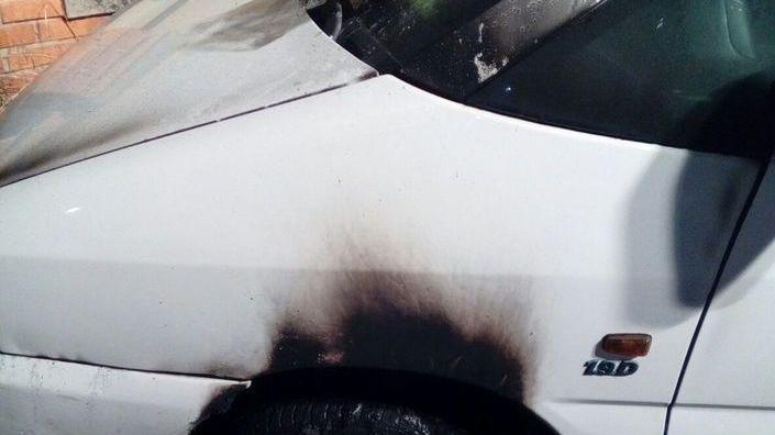 Con la diavolina danno fuoco al furgone di un giardiniere