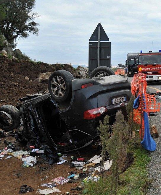 Scontro frontale, tre feriti: uno è grave 