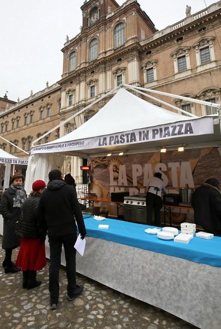 Pasta in piazza, un tuffo nella storia per beneficenza 