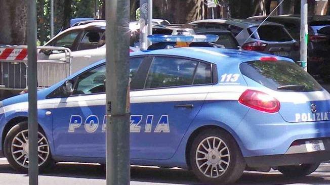 Ruba borsetta, torna a casa e trova la polizia