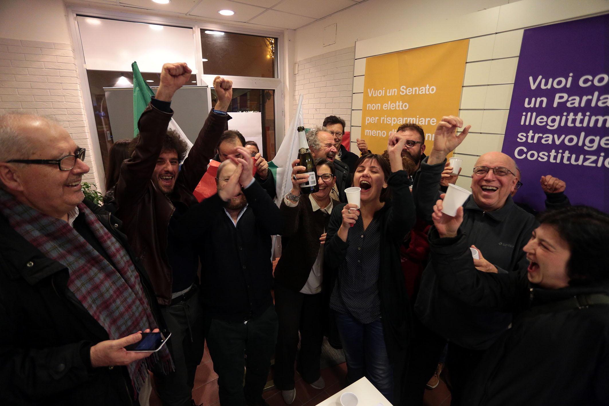 Festeggiamenti nella sede del comitato del No di Empoli (Foto Agenzia Carlo Sestini)