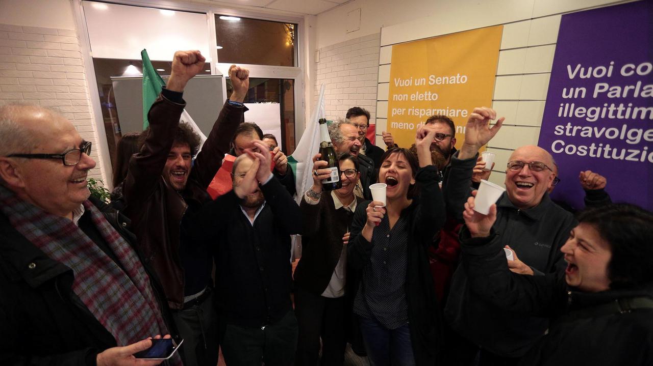 Festeggiamenti nella sede del comitato del No di Empoli (Foto Agenzia Carlo Sestini)