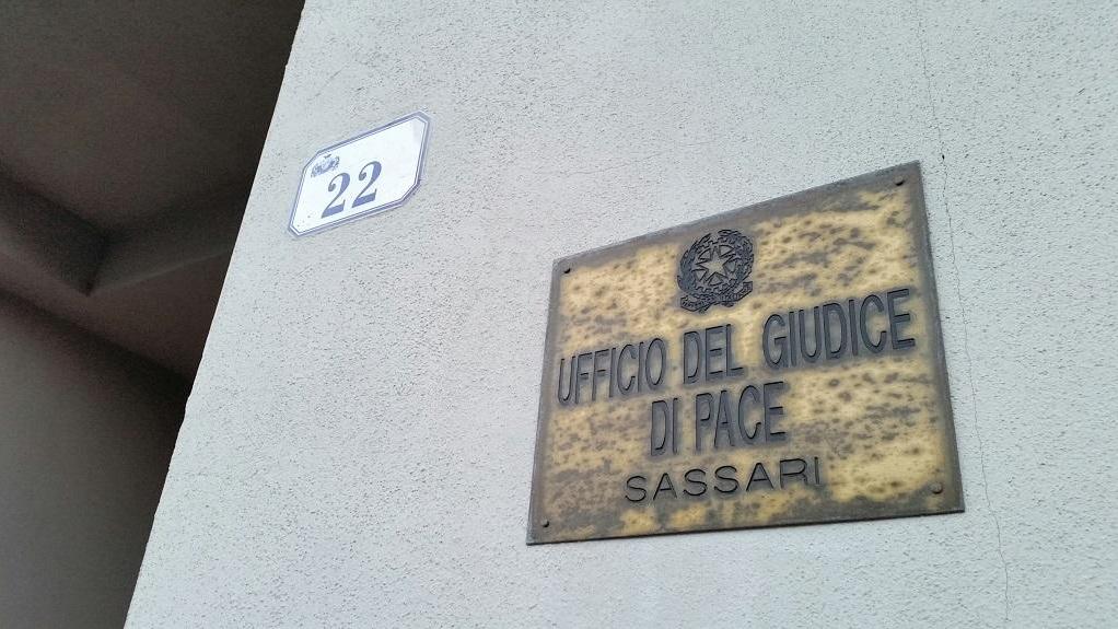 La targa all'ingresso dell'ufficio del giudice di pace a Sassari