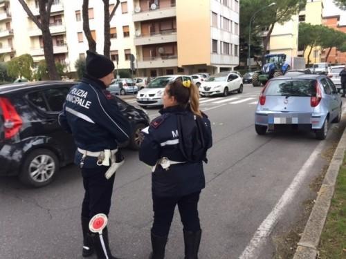 La pattuglia della Polizia municipale sul luogo dell'incidente