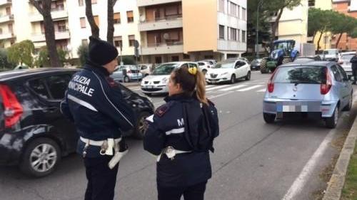 La pattuglia della Polizia municipale sul luogo dell'incidente