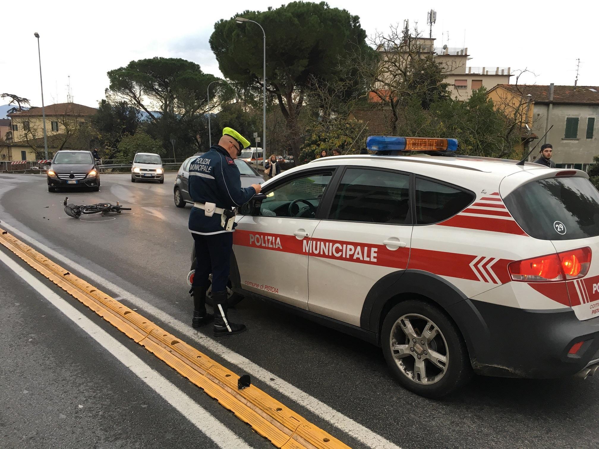 La Polizia municipale sul ponte dell'Arca per i rilievi (foto Nucci)