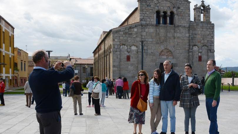 Turisti davanti alla basilica di San Simplicio