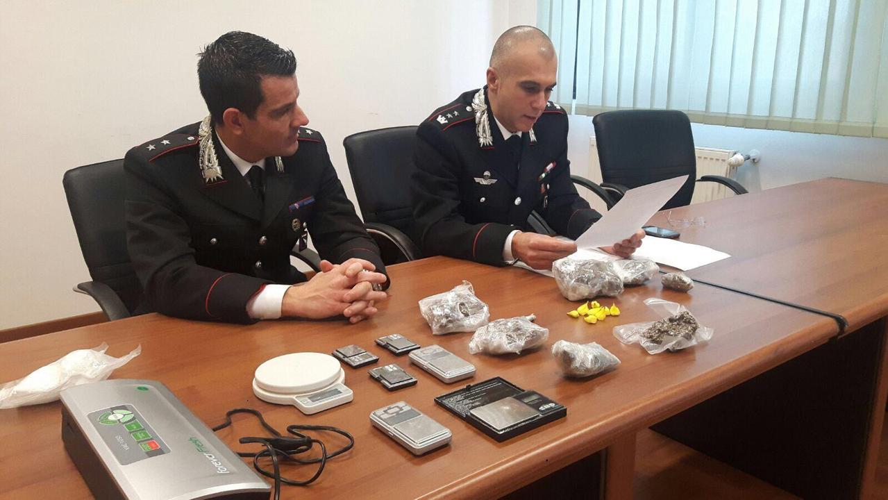Il tenente dei carabinieri Montasso e il colonnello Cristaldi illustrano l'operazione