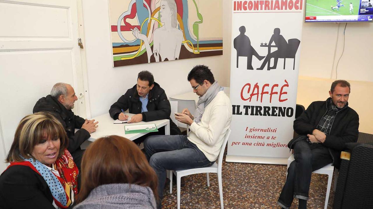 Un momento dell'incontro dei cittadini con i giornalisti del Tirreno di Pisa (foto Fabio Muzzi)