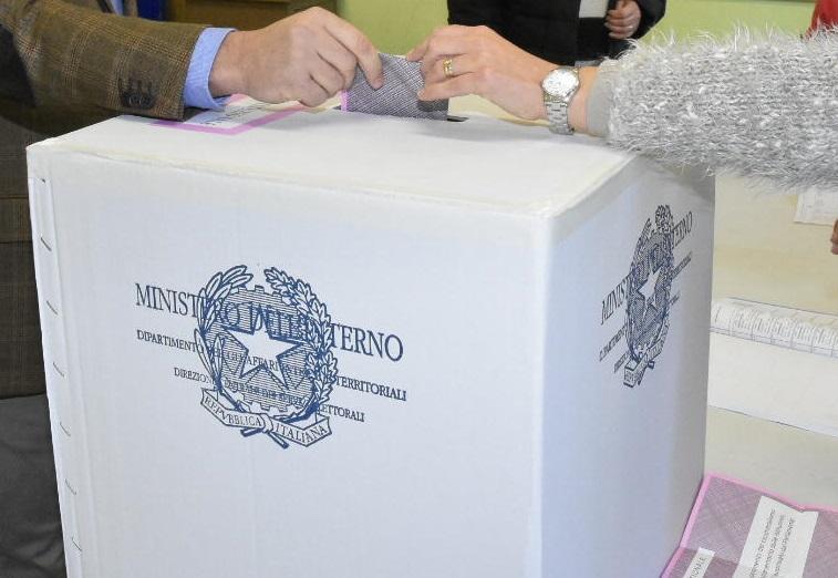 Un'urna elettorale (foto Enzo Russo)