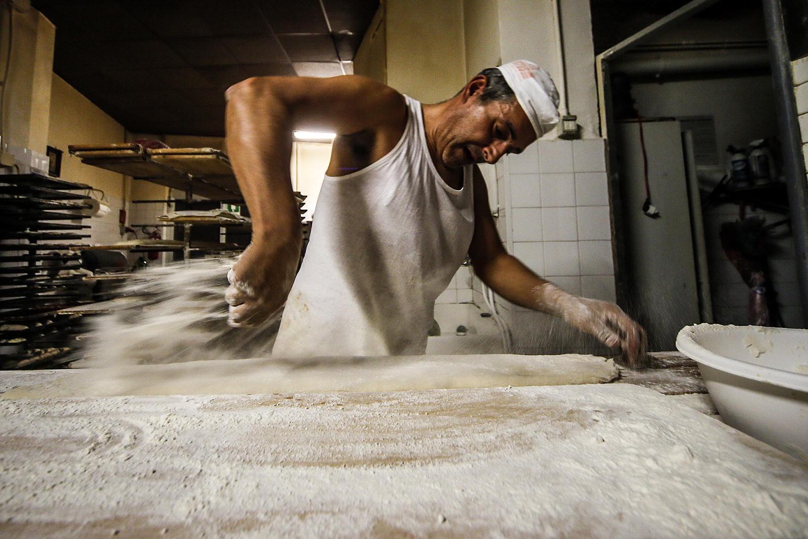 Un secolo al forno, la notte nel tempio caldo della schiacciata cult