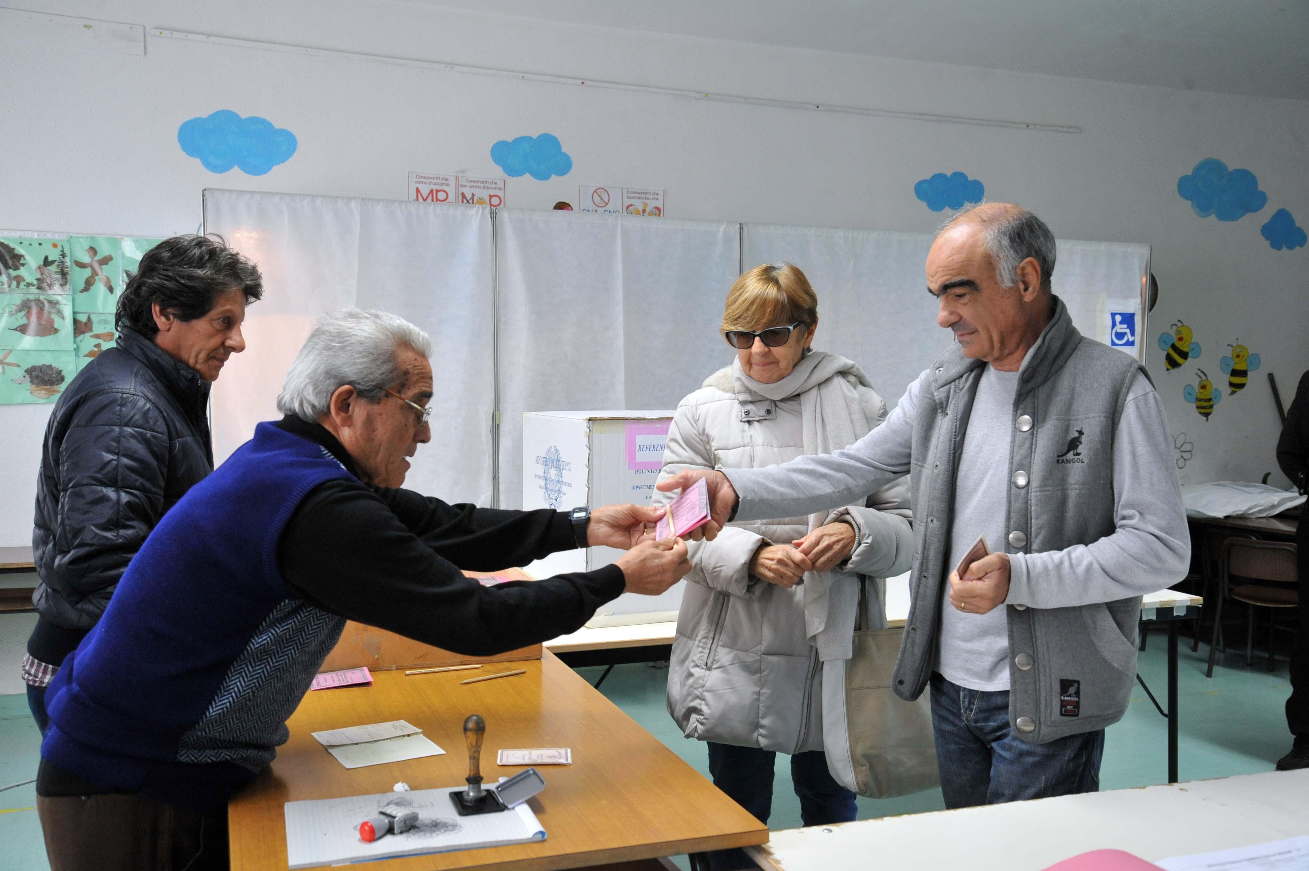 Il voto in un seggio di Olbia