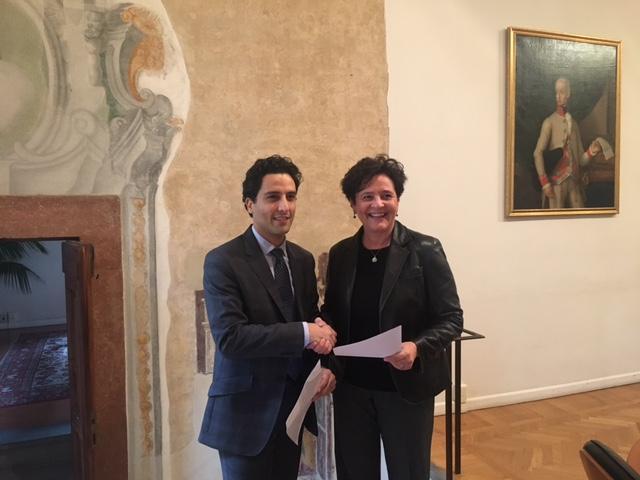 Il presidente del Museo del tessuto Francesco Marini e l'assessore Daniela Toccafondi