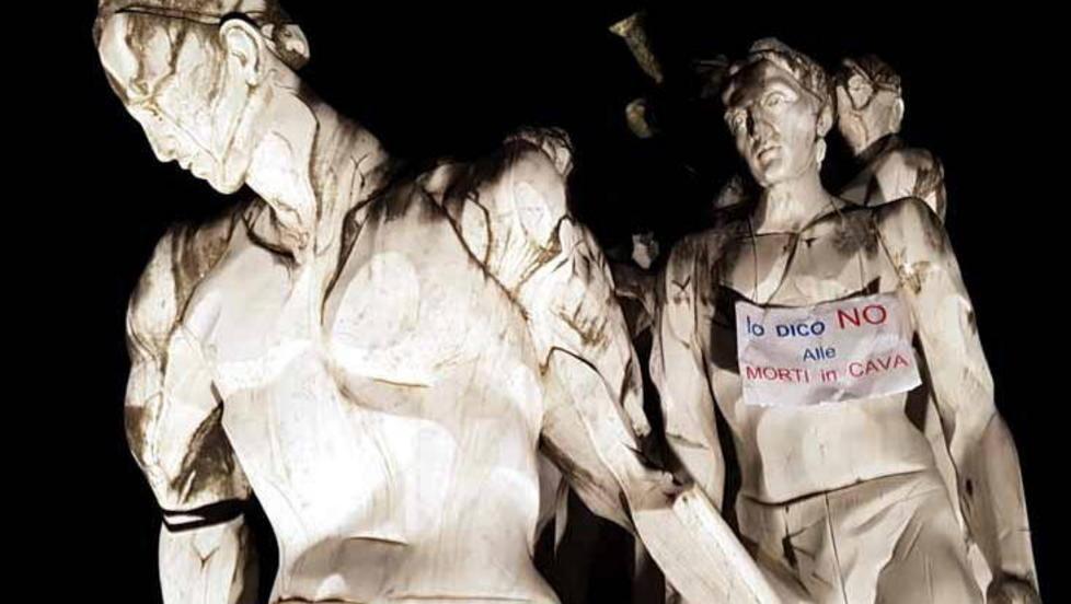 Il “no” delle statue alle morti in cava e alla marmettola 