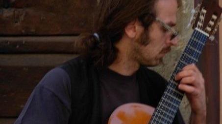 Un'immagine di Stefano Ginesi mentre suona la chitarra