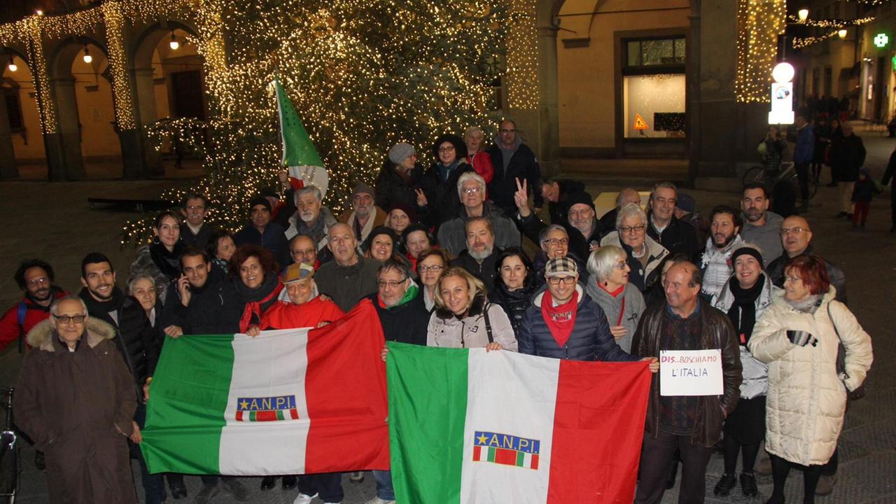 I manifestanti in piazza del Comune per la vittoria del No al referendum (Foto Batavia)